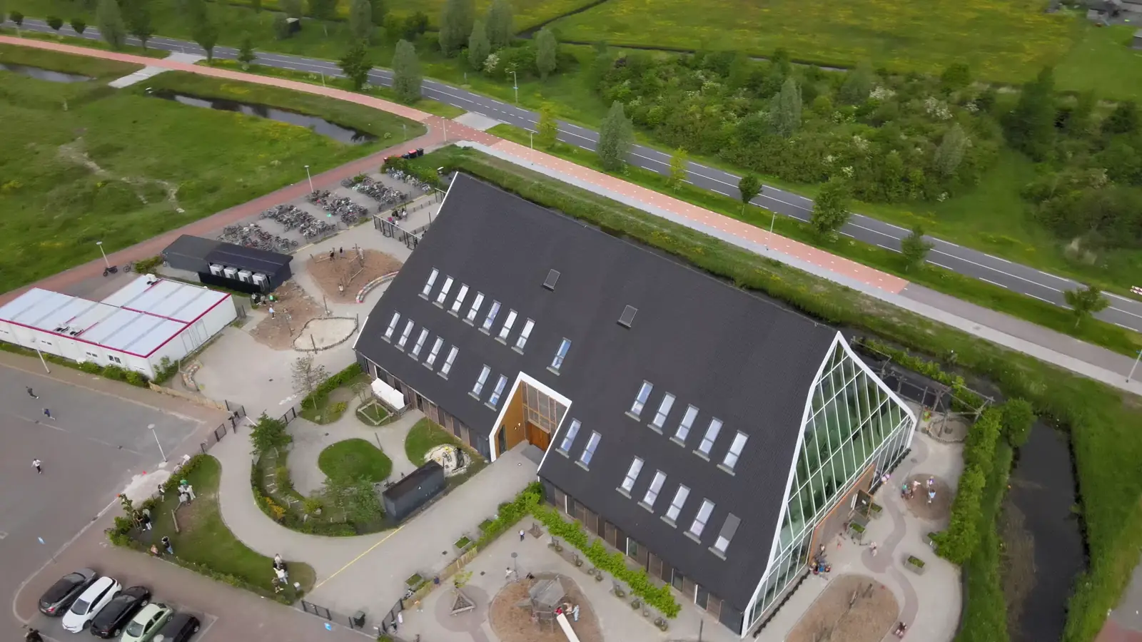 Luchtbeeld van een IKC met een glazen puntgevel, vanuit de drone.